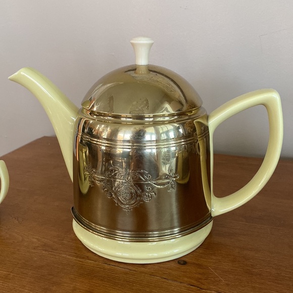 The Forman family Inc teapot and creamer & sugar set - Picture 4 of 9